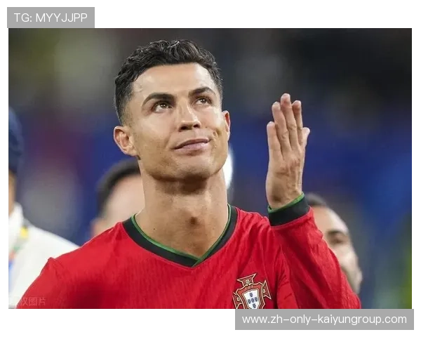 C罗深夜打电话给老队友，被拍成热搜头条